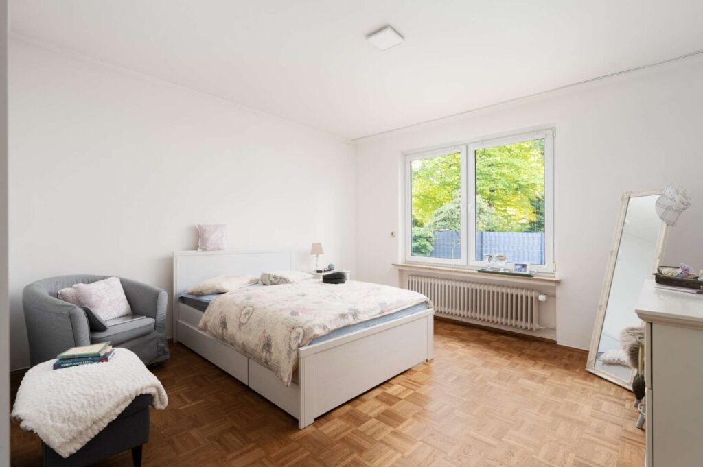 Schlafzimmer (EG)